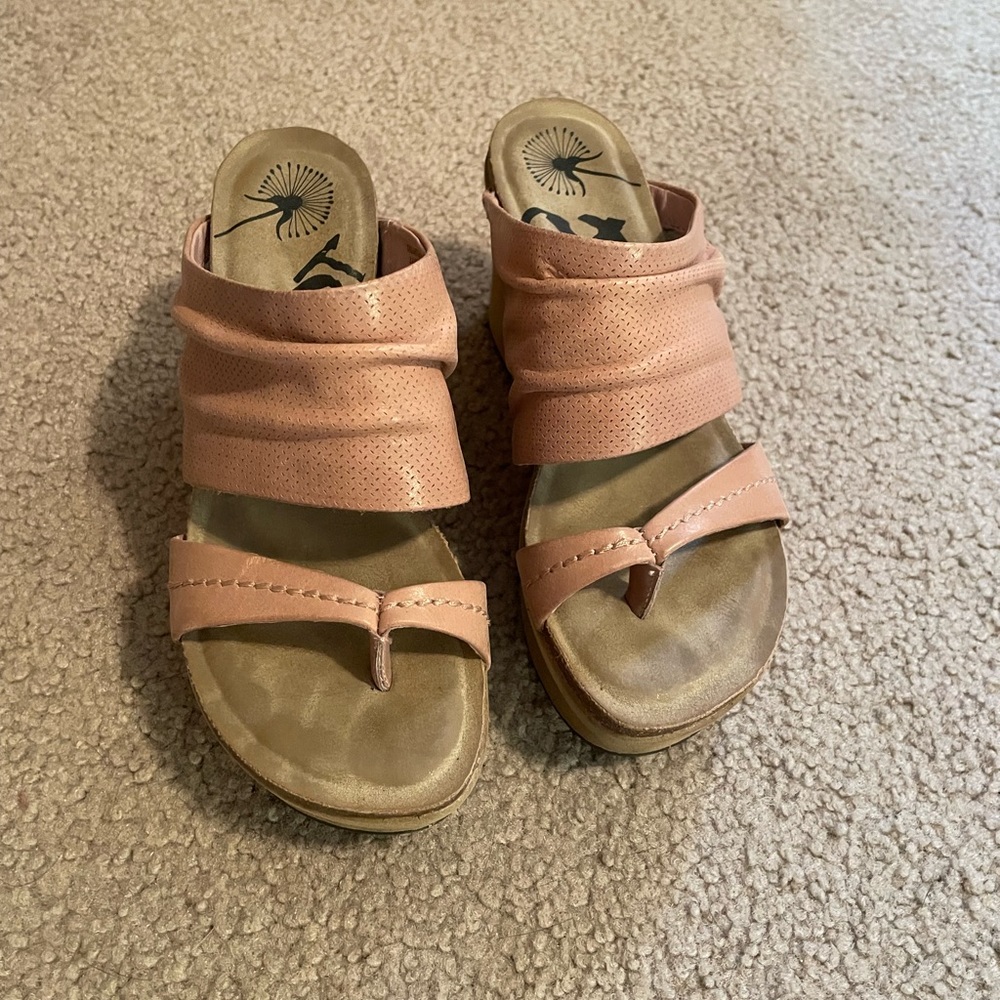 Size 7  OTBT  3 1/2 inch heel